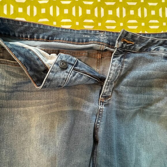 ❣️❣️St. John’s Bay Jean Capris❣️❣️ - Picture 6 of 8